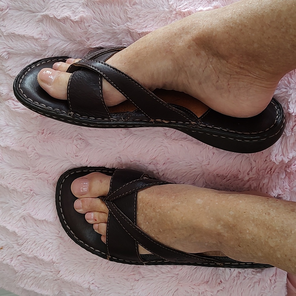 BORN BROWN LEATHER SANDALS. SIZE 10.